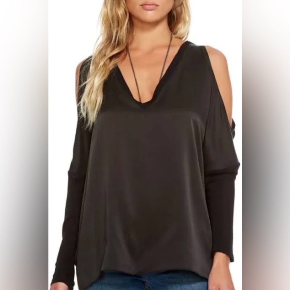 NWT CHASER V-NECK COLD SHOULDER TOP IN BLACK SIZE M